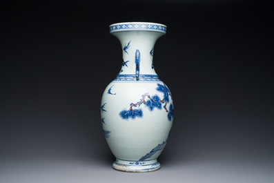 Vase en porcelaine de Chine en bleu, blanc et rouge de cuivre &agrave; d&eacute;cor de deux daims aupr&egrave;s d'un pin, Qianlong