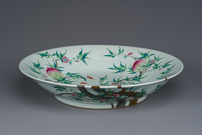 Grand plat en porcelaine de Chine famille rose &agrave; d&eacute;cor des 'neuf p&ecirc;ches', marque de Qianlong, 19&egrave;me