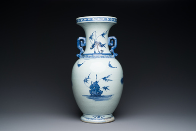 Vase en porcelaine de Chine en bleu, blanc et rouge de cuivre &agrave; d&eacute;cor de deux daims aupr&egrave;s d'un pin, Qianlong