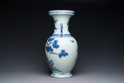 Vase en porcelaine de Chine en bleu, blanc et rouge de cuivre &agrave; d&eacute;cor de deux daims aupr&egrave;s d'un pin, Qianlong