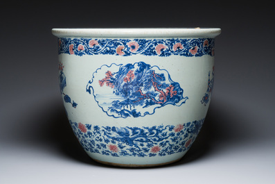 Exceptionnel et important aquarium en porcelaine de Chine en bleu, blanc et rouge de cuivre &agrave; d&eacute;cor d'antiquit&eacute;s et de paysages, Kangxi