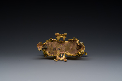 Een Chinese Dehua blanc de Chine wierookstokhouder met Franse vergulde bronzen monturen, Kangxi en 18/19e eeuw