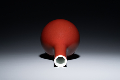 Vase de forme bouteille en porcelaine de Chine monochrome &agrave; &eacute;mail rouge rubis fonc&eacute;, marque et &eacute;poque de Qianlong