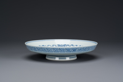 Coupe sur talon ou tazza en porcelaine de Chine en bleu et blanc &agrave; d&eacute;cor 'Bajixiang', marque et &eacute;poque de Qianlong