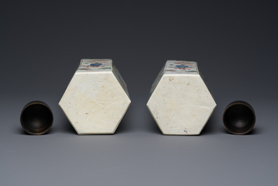 Paire de flacons de forme hexagonale en porcelaine de Chine famille verte, Kangxi
