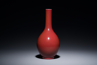 Vase de forme bouteille en porcelaine de Chine monochrome &agrave; &eacute;mail rouge rubis fonc&eacute;, marque et &eacute;poque de Qianlong