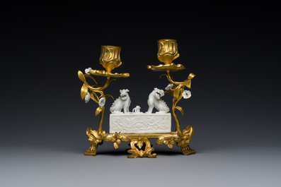 Een Chinese Dehua blanc de Chine wierookstokhouder met Franse vergulde bronzen monturen, Kangxi en 18/19e eeuw