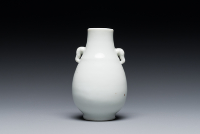 A small Chinese Dehua blanc de Chine elephant-handled 'hu' vase, 18th C.