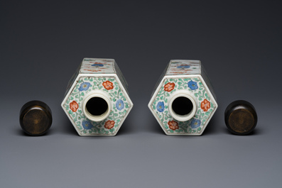 Paire de flacons de forme hexagonale en porcelaine de Chine famille verte, Kangxi