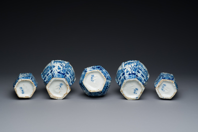 Petite garniture de cinq vases en fa&iuml;ence de Delft en bleu et blanc, 18&egrave;me