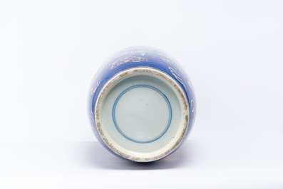 Vase de forme rouleau en porcelaine de Chine &agrave; d&eacute;cor dor&eacute; d'un dragon et d'un ph&eacute;nix sur fond bleu poudr&eacute;, 19&egrave;me