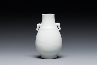 A small Chinese Dehua blanc de Chine elephant-handled 'hu' vase, 18th C.