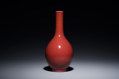 Vase de forme bouteille en porcelaine de Chine monochrome &agrave; &eacute;mail rouge rubis fonc&eacute;, marque et &eacute;poque de Qianlong