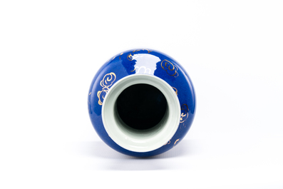 Vase de forme rouleau en porcelaine de Chine &agrave; d&eacute;cor dor&eacute; d'un dragon et d'un ph&eacute;nix sur fond bleu poudr&eacute;, 19&egrave;me