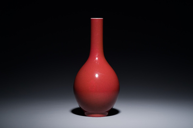 Vase de forme bouteille en porcelaine de Chine monochrome &agrave; &eacute;mail rouge rubis fonc&eacute;, marque et &eacute;poque de Qianlong