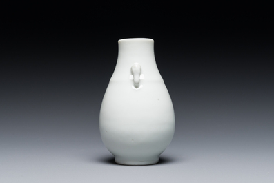 A small Chinese Dehua blanc de Chine elephant-handled 'hu' vase, 18th C.