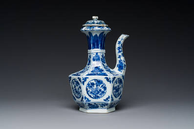 Een zeldzame Chinese hexagonale blauw-witte kendi met deksel, Kangxi