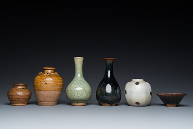 Cinq vases et un bol aux &eacute;maux monochromes, Chine, Yuan et post&eacute;rieur