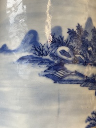 Grand pot &agrave; pinceaux en porcelaine de Chine en bleu et blanc &agrave; d&eacute;cor d'un paysage montagneux, 18&egrave;me