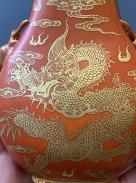 Petit vase de forme 'hu' en porcelaine de Chine &agrave; d&eacute;cor dor&eacute; d'un dragon et d'un ph&eacute;nix sur fond rouge de corail, marque de Qianlong, Qing