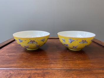 Paire de bols en porcelaine de Chine famille rose &agrave; d&eacute;cor de papillons sur fond jaune, marque et &eacute;poque de Tongzhi