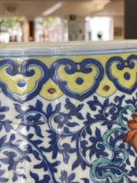 Grand vase de forme 'hu' en porcelaine de Chine doucai-rose &agrave; d&eacute;cor de papillons et d'oiseaux, marque et &eacute;poque de Qianlong