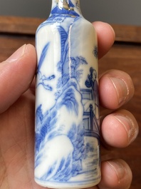 Vier Chinese blauw-witte en koperrode snuifflessen, 19e eeuw