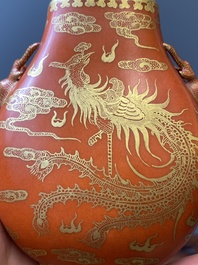 Een kleine Chinese 'hu' vaas met verguld decor van een draak en een feniks op een koraalrode fond, Qianlong merk, Qing