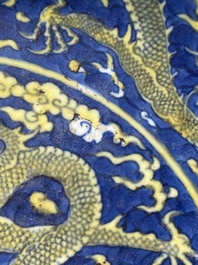Plat en porcelaine de Chine en bleu et jaune &agrave; d&eacute;cor d'un dragon, marque et &eacute;poque de Qianlong