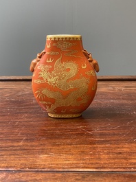 Petit vase de forme 'hu' en porcelaine de Chine &agrave; d&eacute;cor dor&eacute; d'un dragon et d'un ph&eacute;nix sur fond rouge de corail, marque de Qianlong, Qing