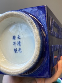 Een paar Chinese monochrome blauw-geglazuurde 'cong' vazen met trigrammen, Guangxu merk en periode