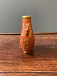 Petit vase de forme 'hu' en porcelaine de Chine &agrave; d&eacute;cor dor&eacute; d'un dragon et d'un ph&eacute;nix sur fond rouge de corail, marque de Qianlong, Qing