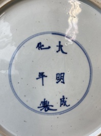 Een Chinese famille verte schotel met een vallende ruiter, Chenghua merk, Kangxi