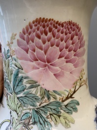 A Chinese qianjiang cai 'hu' vase with antiquities, signed Xu Pinheng 許品衡, Tongzhi mark, 19/20th C.