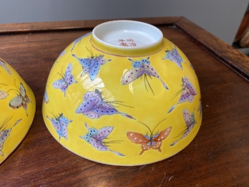 Paire de bols en porcelaine de Chine famille rose &agrave; d&eacute;cor de papillons sur fond jaune, marque et &eacute;poque de Tongzhi