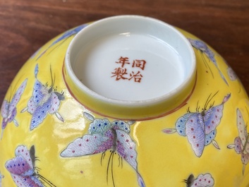 Paire de bols en porcelaine de Chine famille rose &agrave; d&eacute;cor de papillons sur fond jaune, marque et &eacute;poque de Tongzhi