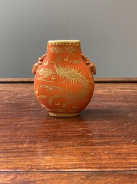 Petit vase de forme 'hu' en porcelaine de Chine &agrave; d&eacute;cor dor&eacute; d'un dragon et d'un ph&eacute;nix sur fond rouge de corail, marque de Qianlong, Qing