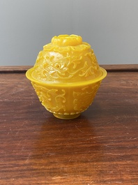 Exceptionnel bol couvert en verre jaune de P&eacute;kin, Chine, marque et &eacute;poque de Qianlong