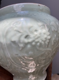 Vase en porcelaine de Chine c&eacute;ladon de Longquan &agrave; d&eacute;cor floral, Ming