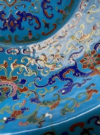 Een Chinees bassin in pseudo-cloisonn&eacute; Canton email, Qianlong merk en periode