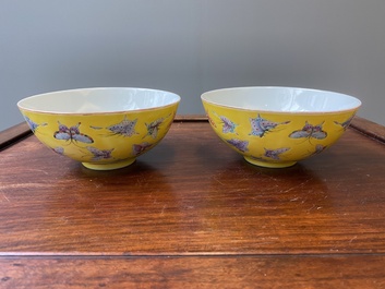 Paire de bols en porcelaine de Chine famille rose &agrave; d&eacute;cor de papillons sur fond jaune, marque et &eacute;poque de Tongzhi