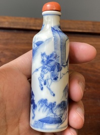 Vier Chinese blauw-witte en koperrode snuifflessen, 19e eeuw