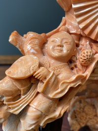 Grand groupe figurant une dame entour&eacute;e d'enfants en corail rouge, Chine, 19/20&egrave;me
