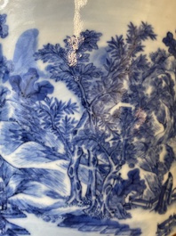 Grand pot &agrave; pinceaux en porcelaine de Chine en bleu et blanc &agrave; d&eacute;cor d'un paysage montagneux, 18&egrave;me