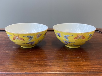 Paire de bols en porcelaine de Chine famille rose &agrave; d&eacute;cor de papillons sur fond jaune, marque et &eacute;poque de Tongzhi