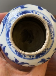 Paire de pots &agrave; eau en forme de cloche en porcelaine de Chine en bleu et blanc, Kangxi