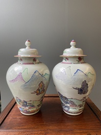 Paire de vases couverts en porcelaine de Chine famille rose &agrave; d&eacute;cor de paysages montagneux, Yongzheng