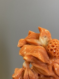 Grand groupe figurant une dame entour&eacute;e d'enfants en corail rouge, Chine, 19/20&egrave;me