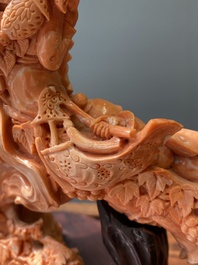 Grand groupe figurant une dame entour&eacute;e d'enfants en corail rouge, Chine, 19/20&egrave;me
