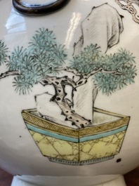 A Chinese qianjiang cai 'hu' vase with antiquities, signed Xu Pinheng 許品衡, Tongzhi mark, 19/20th C.